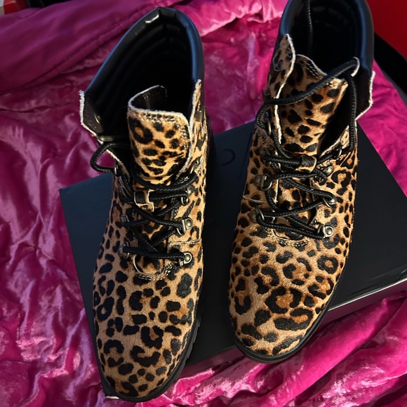 Like new! Pony hair Timberland lug sole boots. - Picture 4 of 7